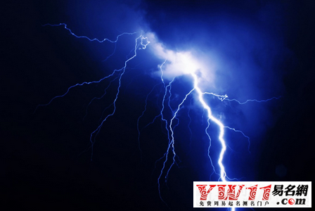 梦见狂风暴雨_梦到狂风暴雨_做梦梦见狂风暴