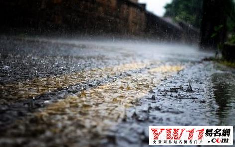 梦见下雨涨水_梦到下雨涨水_做梦梦见下雨涨