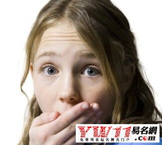 抬头纹面相我们说的一个人天庭饱满,地稞方圆,天庭指的是上额,地稞指的是下额。看一个人的面相分为三部分,上部为天,中部为人,下部为地。人、天、地各有象征,天部就是上额主要是表现出早年的运气,以及天赐的丰厚,中部主记忆、下部主直观,三者均匀而饱满,有这类额头的人身世颇佳,地位尊贵,广受尊敬。 但你是否注意过额头上的皱纹,有的人抬头,或高兴,生气,或说话的时候,有的人身体不适的时候额头上都可能会出现皱纹,不知你是否认真观察过这些额头纹,其实每个人的都不相同,怎样从额头纹看你的前程好坏呢? 《神相全篇》对额相有这