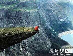 试想一下,若是你往前走一步,必然会掉进万丈深渊,若是后退一步,则会