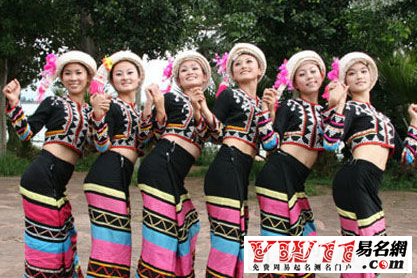 "拉祜"一词是这个民族语言中的一个词汇,"拉"为虎,"祜"为将肉烤香的